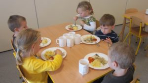 dzieci jedzą obiad