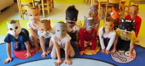 Dzieci zgrupy VII w kocich maskach