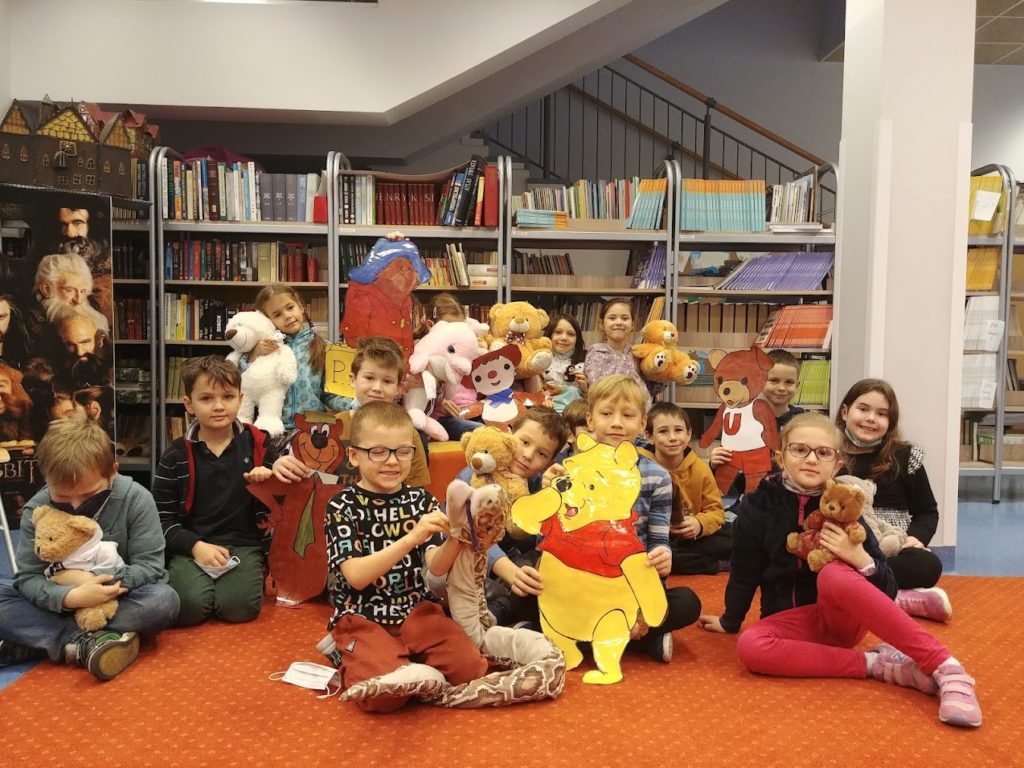 Dzieci z klasy 1b podczas spotkania w bibliotece
