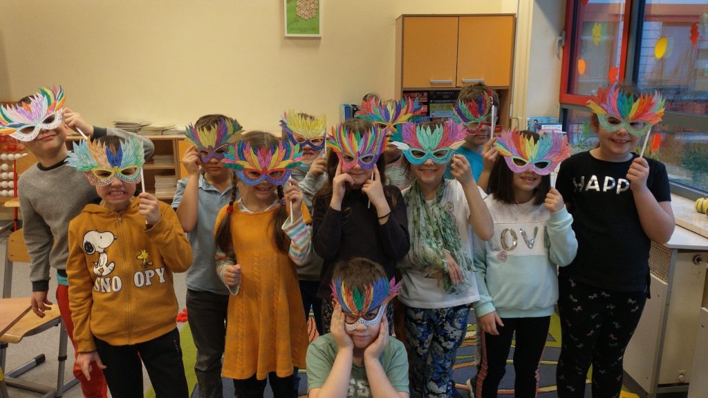 Uczniowie klasy 1 B w maskach andrzejkowych
