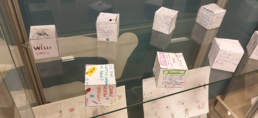 KOMIKSOWE STORY CUBES ORAZ KOSTKI DO GRY NA PODSTAWIE LEKTUR W KLASIE 4B ORAZ 4C