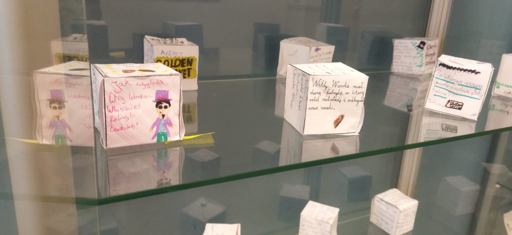 KOMIKSOWE STORY CUBES ORAZ KOSTKI DO GRY NA PODSTAWIE LEKTUR W KLASIE 4B ORAZ 4C