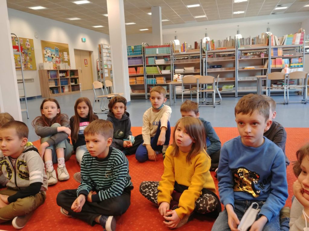 Klasa 2c podczas słuchania lektury