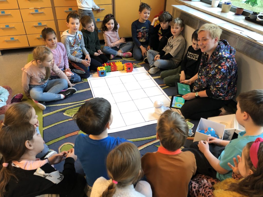 Warsztaty z programowania i kodowania z robotami edukacyjnymi w klasie 1B