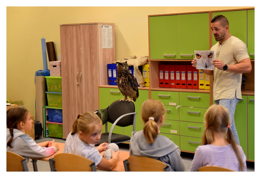 Pan Jakub prezentuje zdjęcie sowy.