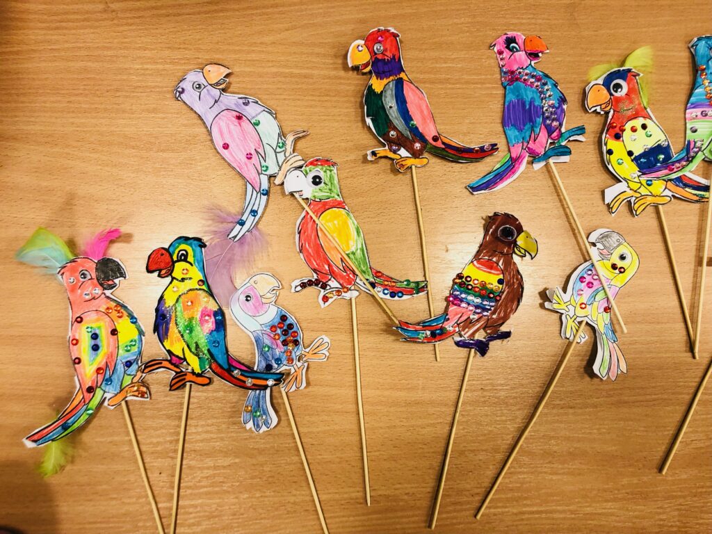 Prace plastyczne "Papugi" - uczniowie klasy I C (grupa III) 