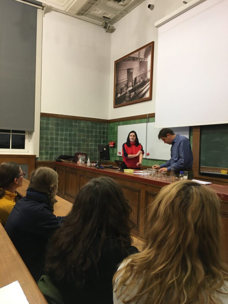 Pani Profesor z mężem prowadzą wykład