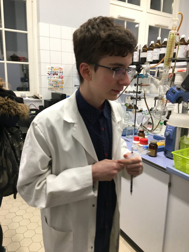  Szymon w Laboratorium  Chemii Organicznej