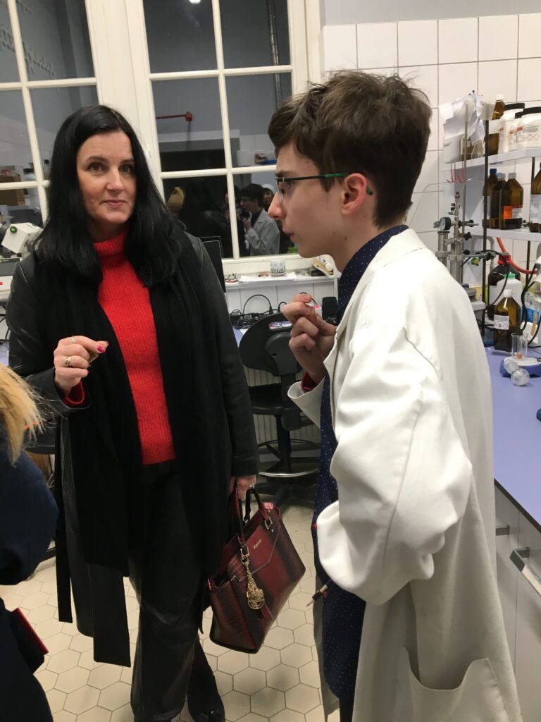 Szymon z Panią Profesor w Laboratorium
