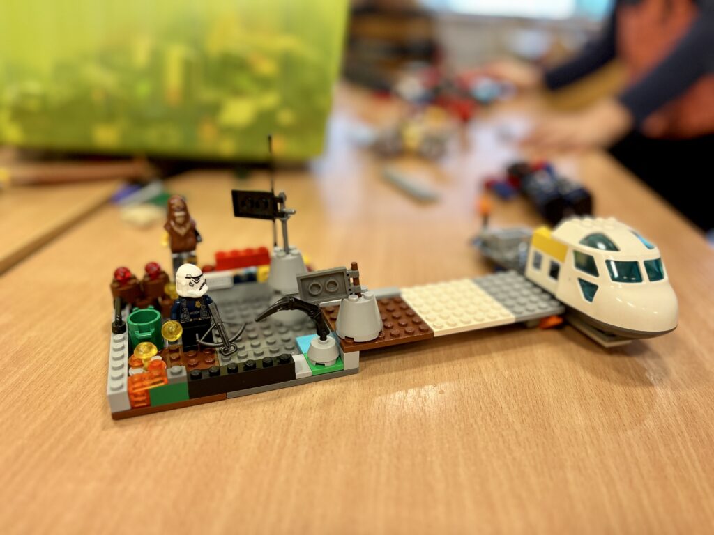 Prace uczniów klasy 1c - budowle i maszyny z klocków LEGO