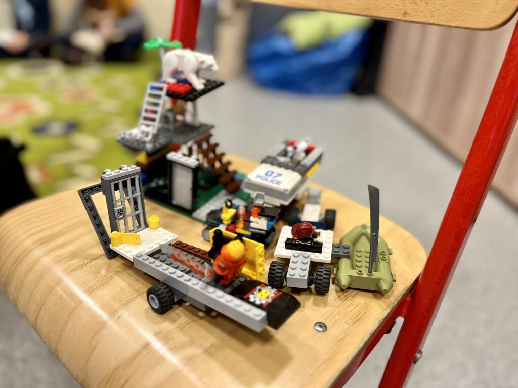 Prace uczniów klasy 1c - budowle i maszyny z klocków LEGO