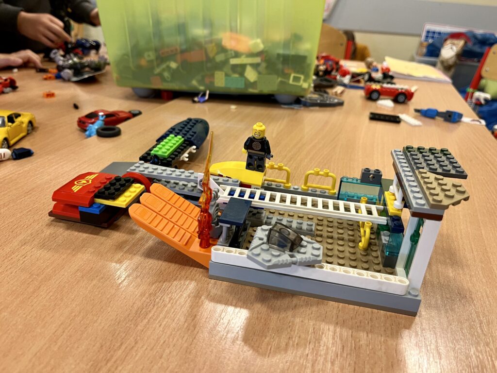 Prace uczniów klasy 1c - budowle i maszyny z klocków LEGO