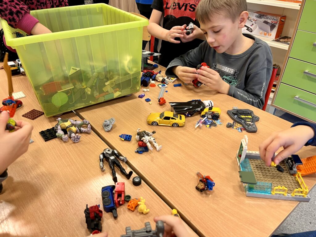 Uczniowie klasy 1c w trakcie pracy nad budowlami i maszynami z klocków LEGO