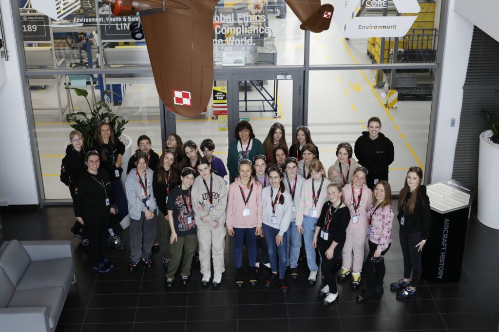 Uczestniczki wydarzenia wydarzeniu „Young Women in STEM” w towarzystwie Inżynierek z Collins Aerospace Wrocław