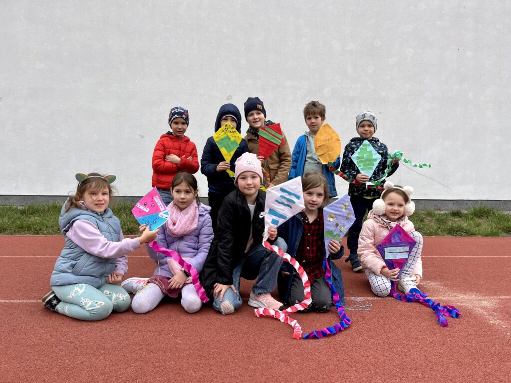 Klasa 1c z wykonanymi latawcami - podsumowanie projektu.