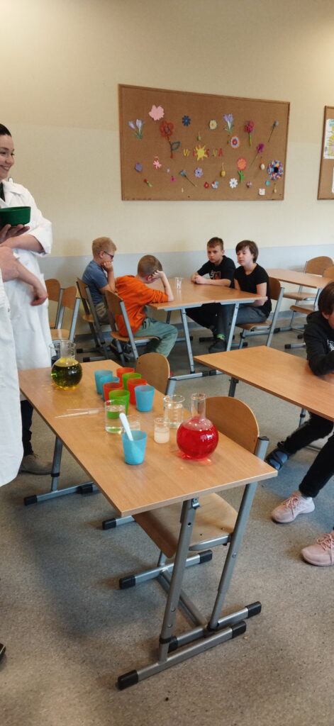 Warsztaty chemiczne w klasie 4b