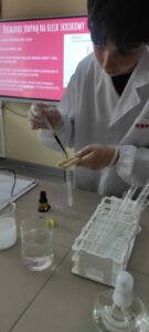 Adam wykonuje próbę skrobiową