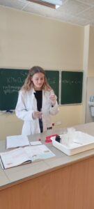 Lila bada rozpuszczalność tłuszczów w benzynie