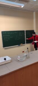 Szymon przeprowadza lekcję o powietrzu