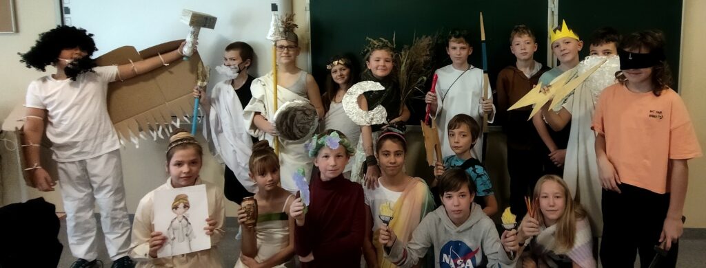 Uczniowie kl. 5b podczas prezentacji wybranych postaci z mitologii greckiej.