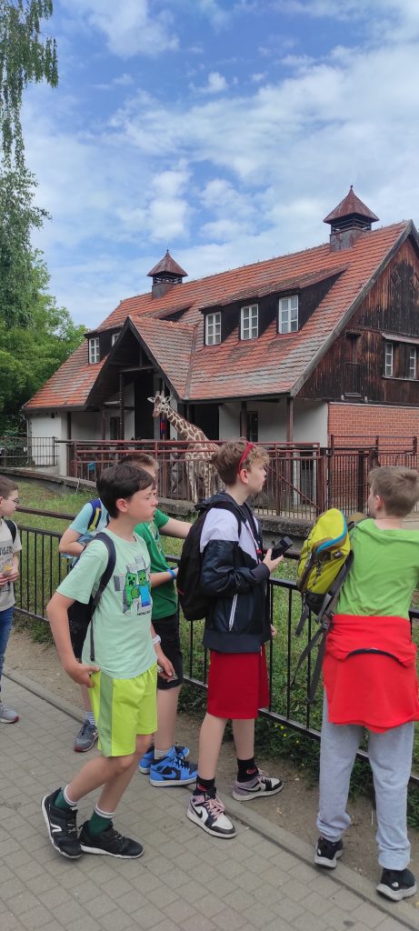 Uczniowie w ZOO