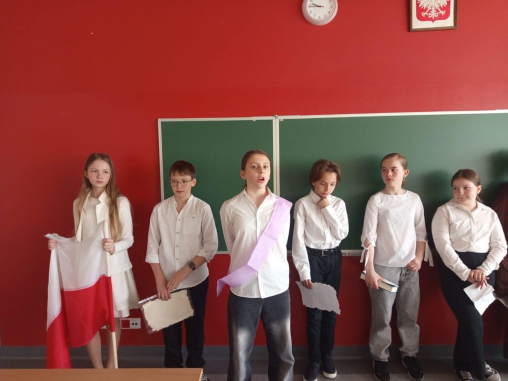 Uczniowie stoją w klasie