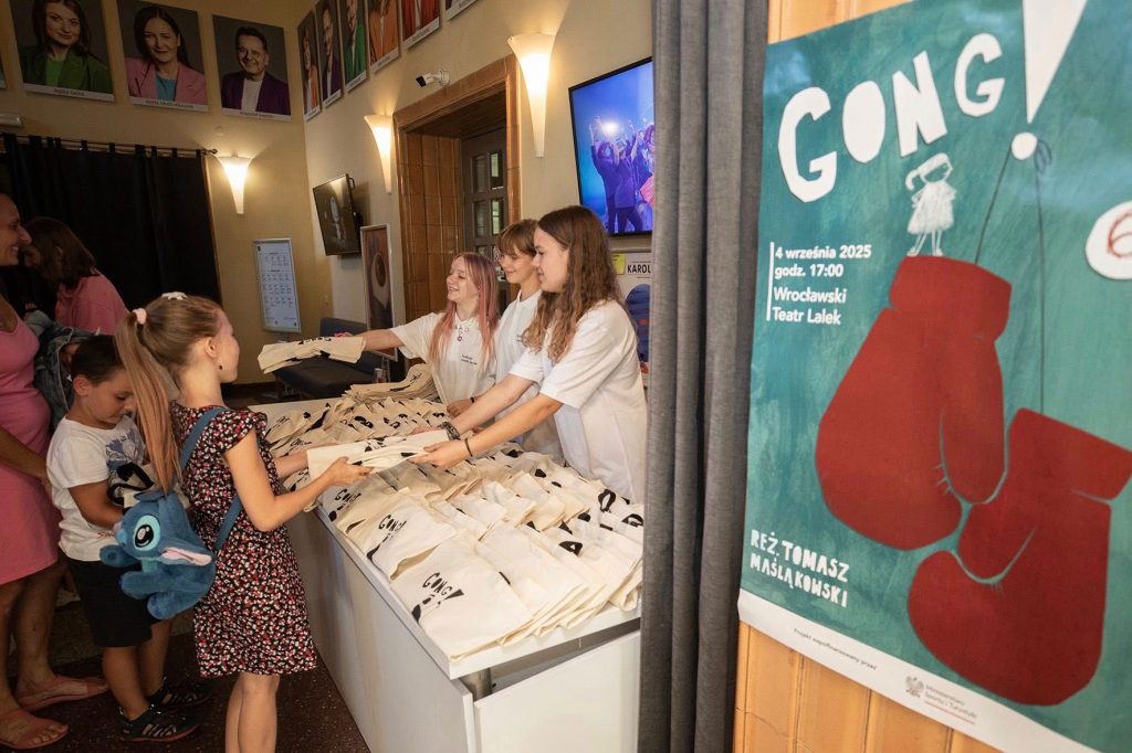Uczennice klasy 8b jako wolontariuszki podczas spektaklu Gong! we Wrocławskim Teatrze Lalek