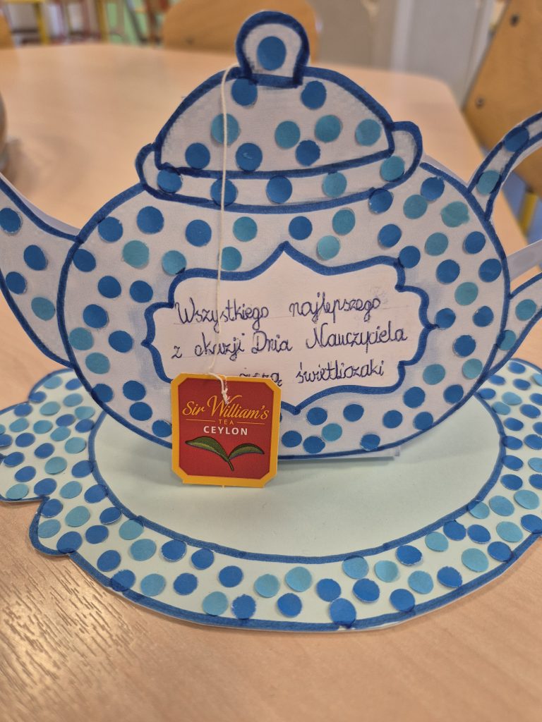 Papierowy imbryk 3D z życzeniami