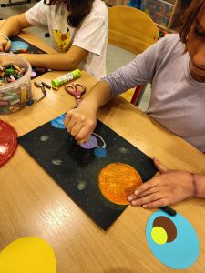 Układ Słoneczny - wykonywanie pracy przez dzieci z klasy 2d