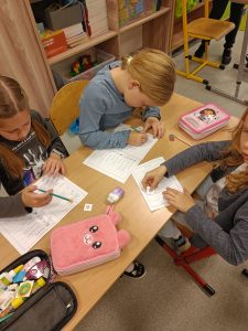 Wypełnianie dzienniczka Małego Odkrywcy przez klasę 2d