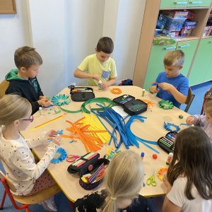 Dzieci z klasy 1c przygotowują prezent niespodziankę