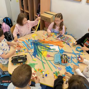 Dzieci z klasy 1c przygotowują prezent niespodziankę