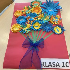 Bukiet kwiatów zrobiony przez dzieci z klasy 1c