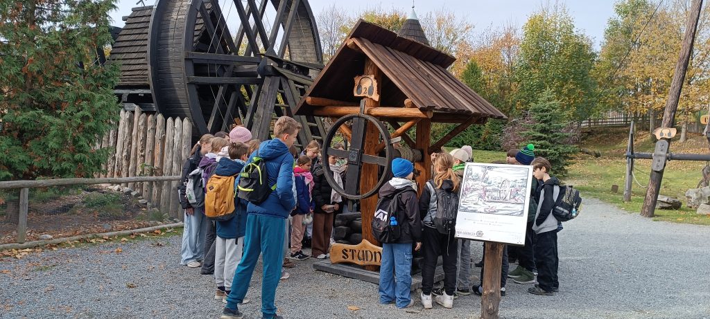 Osada górnicza studnia