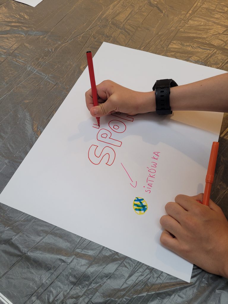 Uczeń tworzący plakat dotyczący sportu