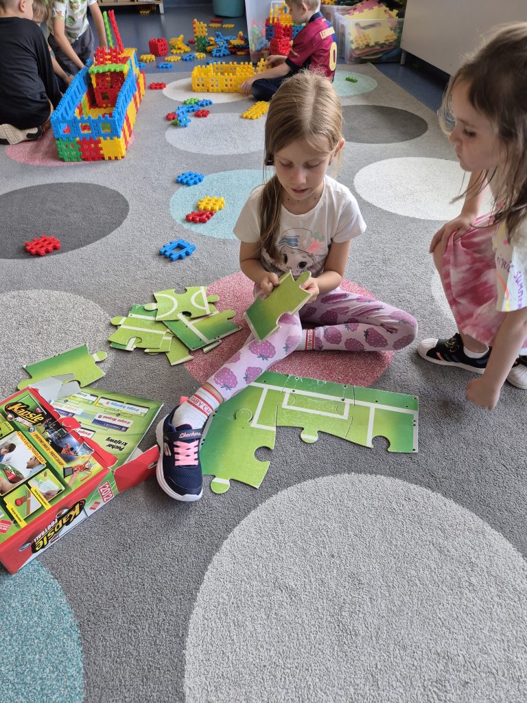Dzieci układają puzzle.