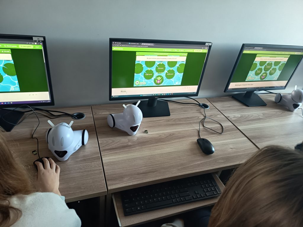 Uczniowie klasy 6c rozwiązujący zadania w grze stworzonej w aplikacji Educaplay