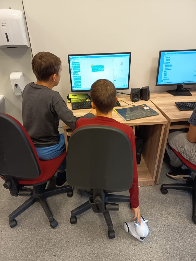 Uczniowie klasy 6c podczas tworzenia projektu w Scratchu
