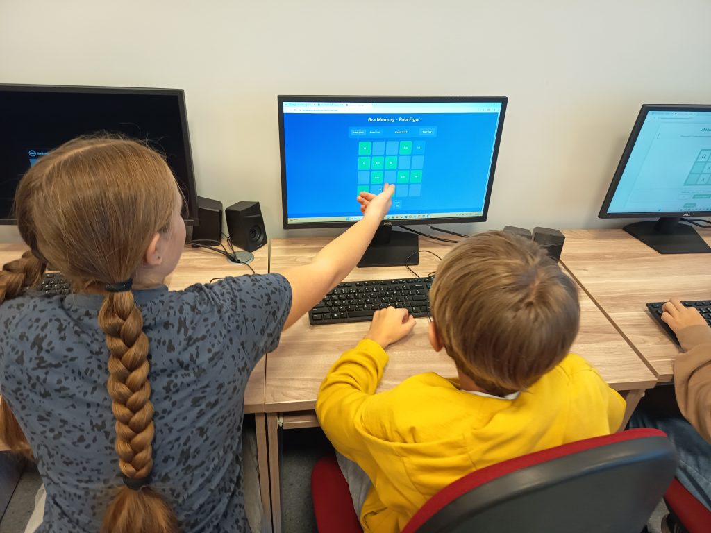 Uczniowie grający w geometryczną grę Memory