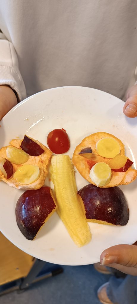 płaskorzeźba z owoców motyw motyla