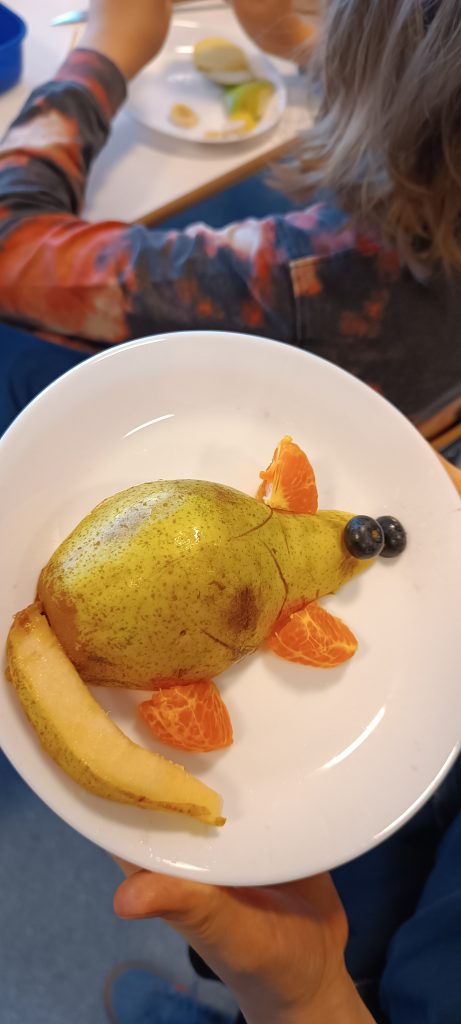 Płaskorzeźba z owoców motyw myszki