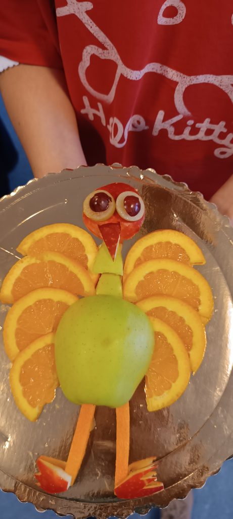 Płaskorzeźba z owoców motyw pawia