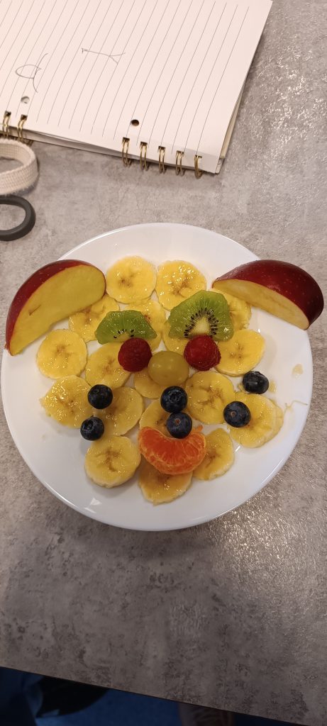 Płaskorzeźba z owoców motyw pies