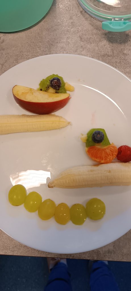 Płaskorzeźba z owoców ptaszki na gałęzi