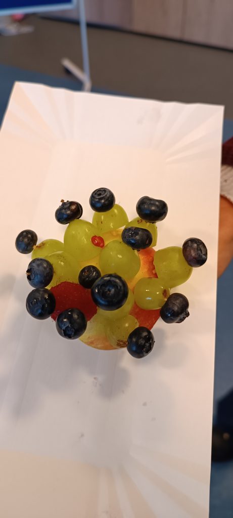 Rzeźba z owoców motyw jeża