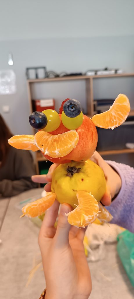 Rzeźba z owoców motyw psa 