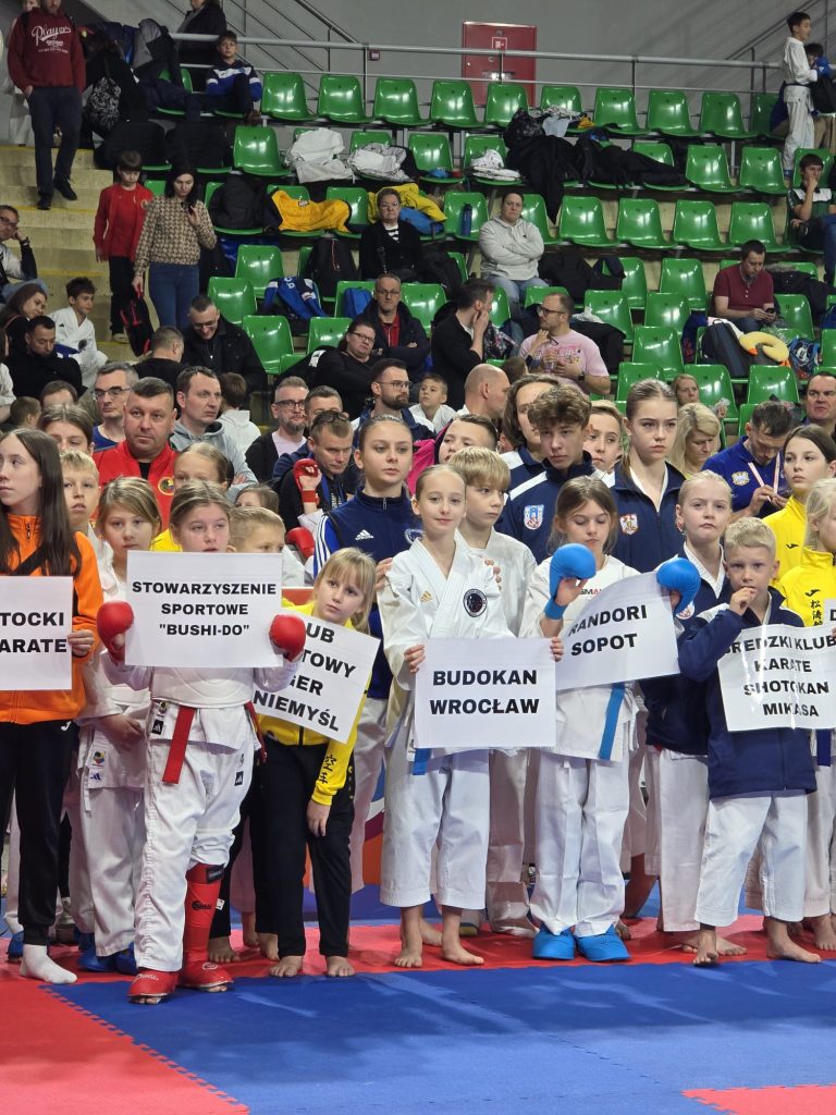 Michalina i Wiktoria - prezentacja klubu na oficjalnym otwarciu turnieju