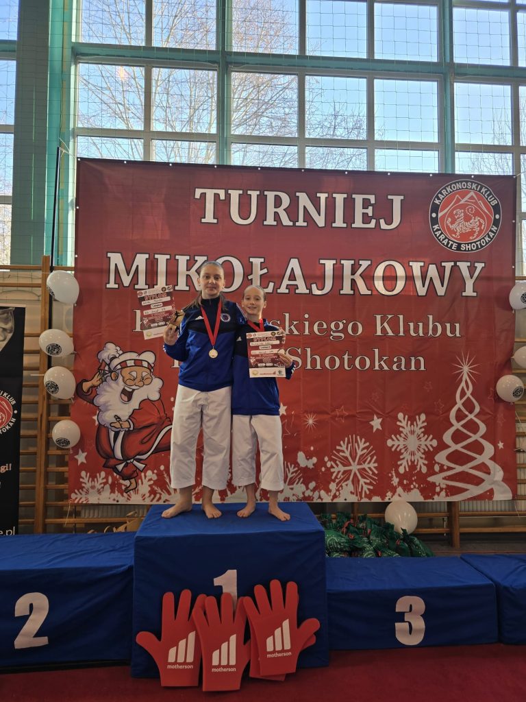 Michalina i Wiktoria z medalami