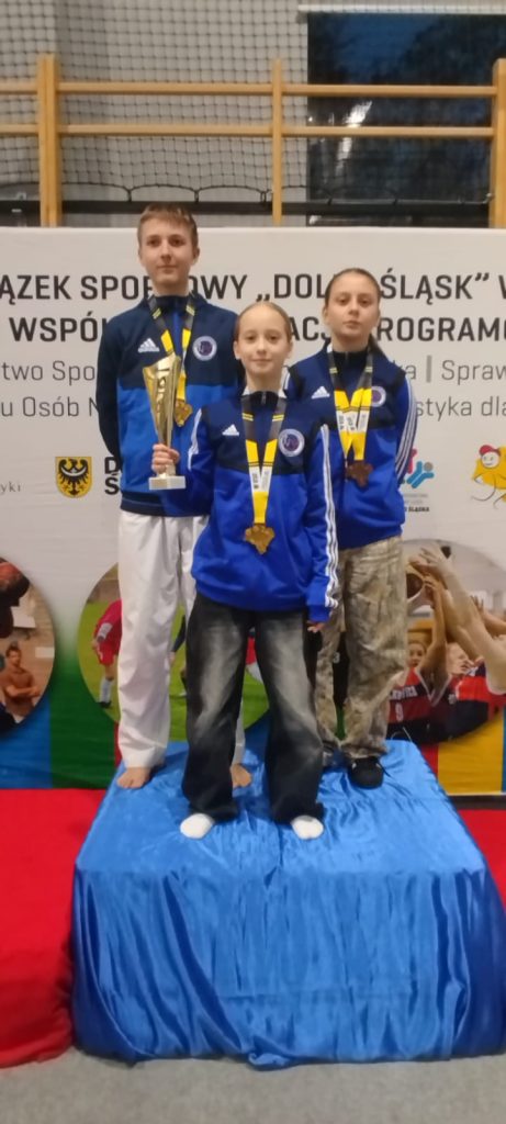 Uczniowie SP 16 z pucharem