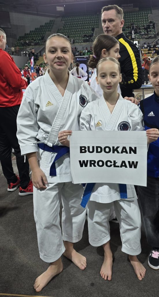 Wiktoria i Michalina przed prezentacją klubu